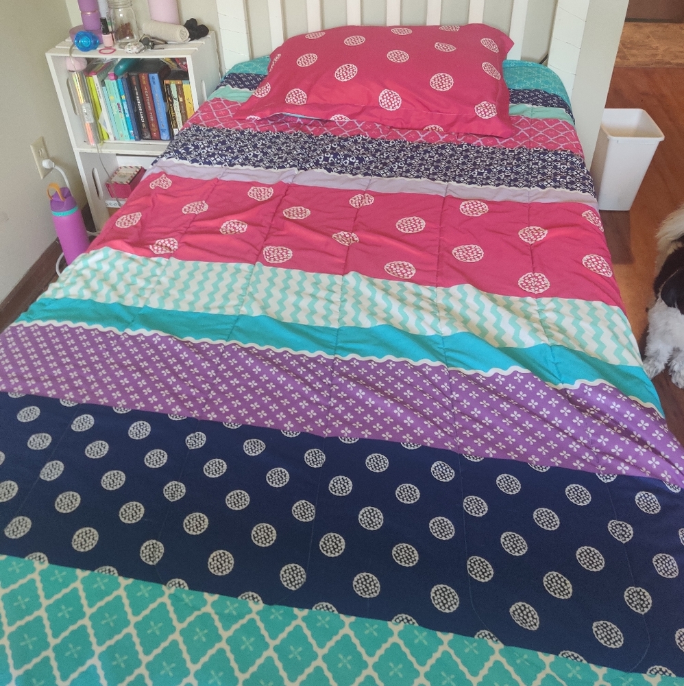 Twin size comforter set